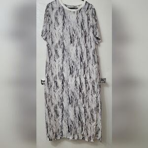 NWOT. Divided Short Sleeve Sheath.  Size 14.  (462)